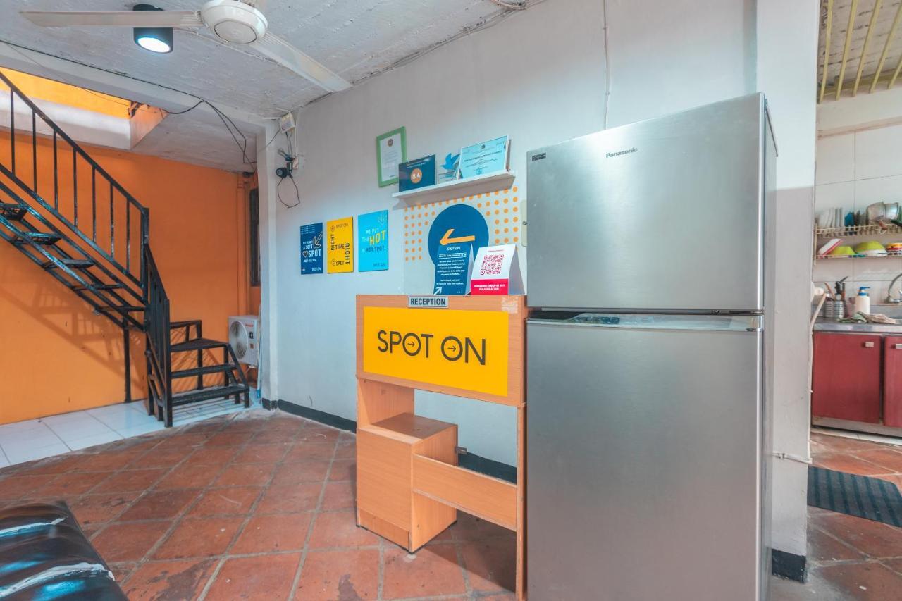 Spot On 2033 Kayumanis Homestay Syariah Джакарта Екстериор снимка