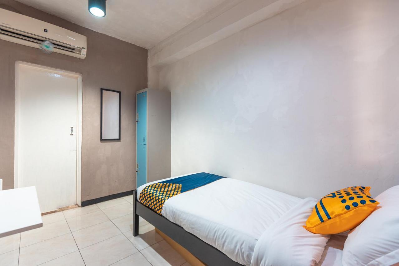 Spot On 2033 Kayumanis Homestay Syariah Джакарта Екстериор снимка