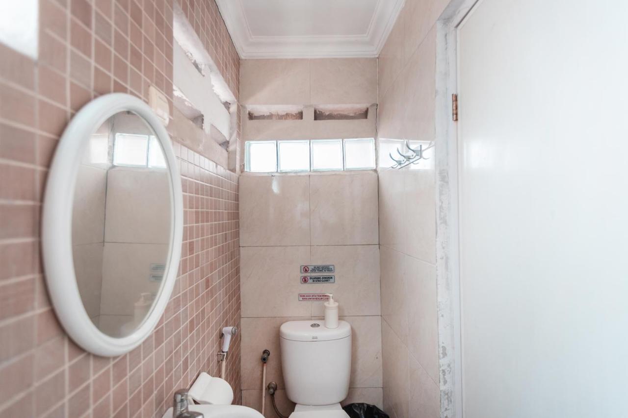 Spot On 2033 Kayumanis Homestay Syariah Джакарта Екстериор снимка