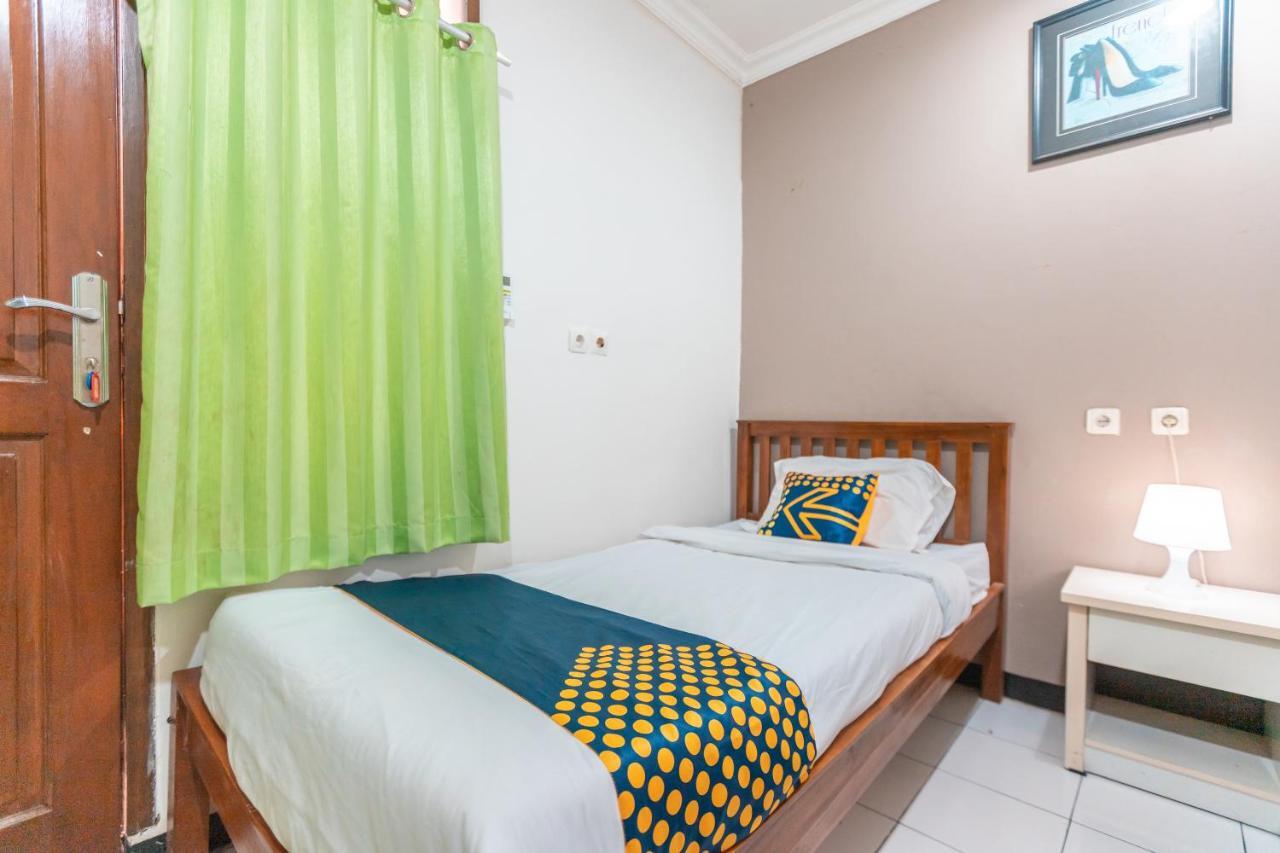 Spot On 2033 Kayumanis Homestay Syariah Джакарта Екстериор снимка