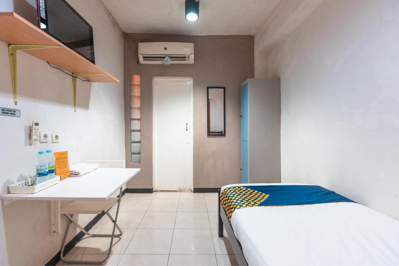Spot On 2033 Kayumanis Homestay Syariah Джакарта Екстериор снимка