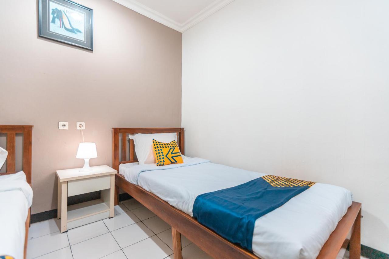 Spot On 2033 Kayumanis Homestay Syariah Джакарта Екстериор снимка