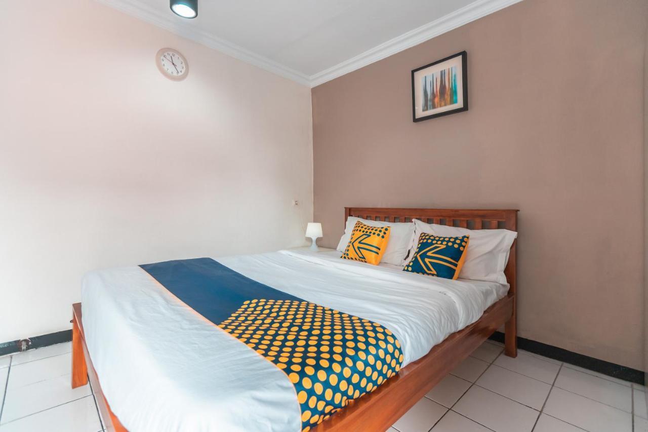 Spot On 2033 Kayumanis Homestay Syariah Джакарта Екстериор снимка